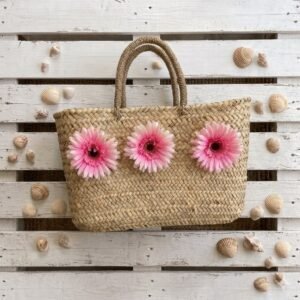 cesto de palha com flores rosa