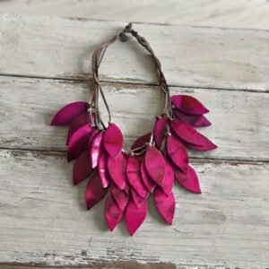 colar folhas fúcsia